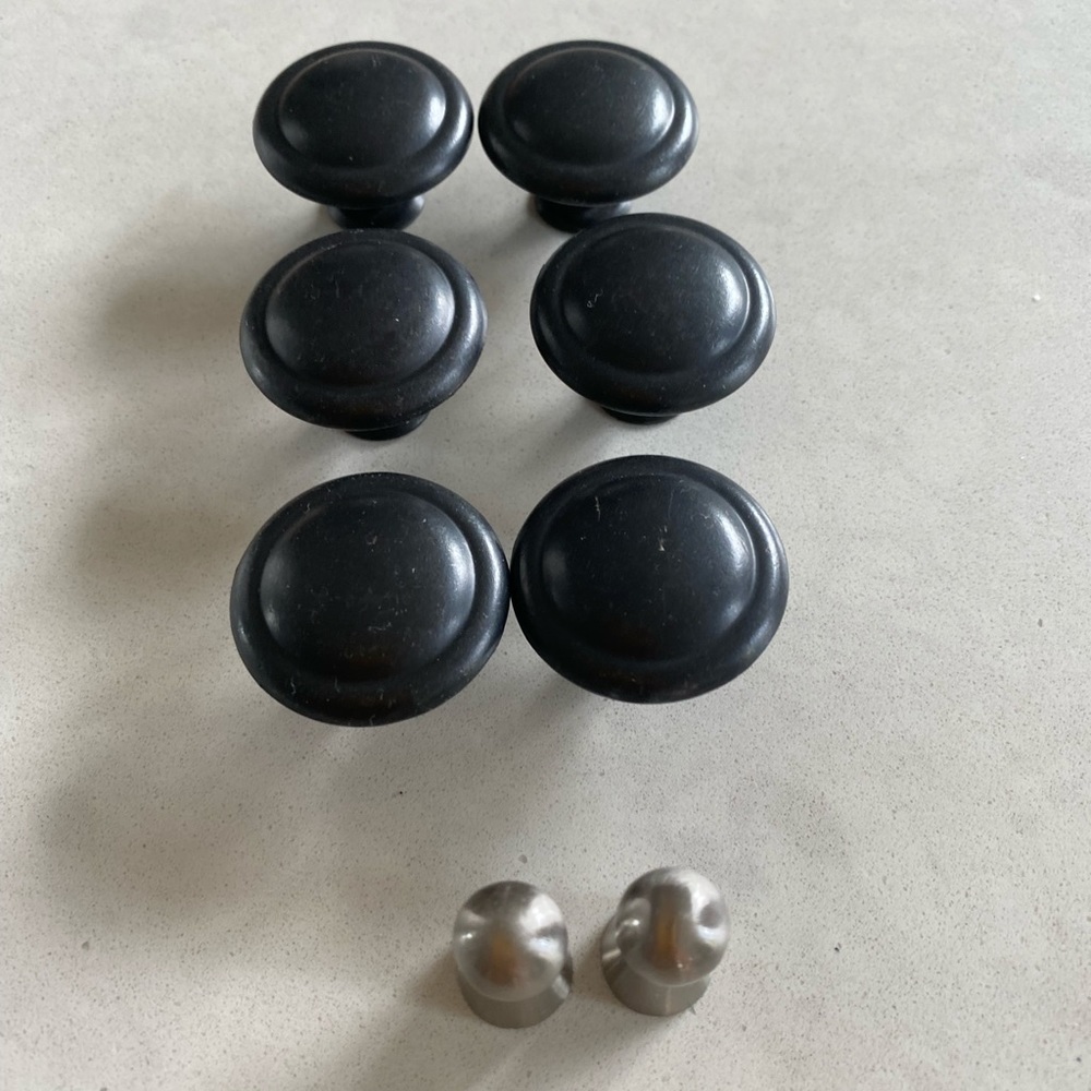 KNOBS! 6 black and 2 silver pegs